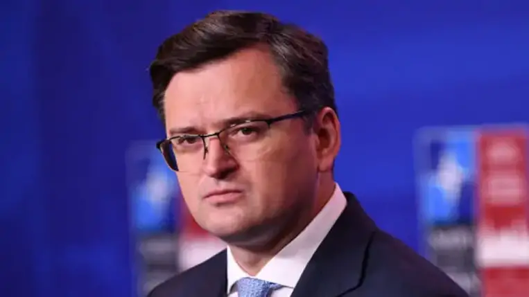     "Volodimir Zelenszkij ukrán elnök nevében a budapesti memorandum 6. cikke alapján az ENSZ Biztonsági Tanácsának tagállamaihoz hivatalos megkeresést küldtem, amelyben azonnali konzultációt kértem a feszültség csökkentését célzó sürgős intézkedésekről és gyakorlati lépésekről Ukrajna biztonságának szavatolása érdekében"  - fogalmazott a miniszter.
