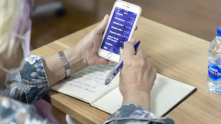 Zelenszkij: Ingyenes okostelefonokat kapnak az államtól a beoltott nyugdíjasok