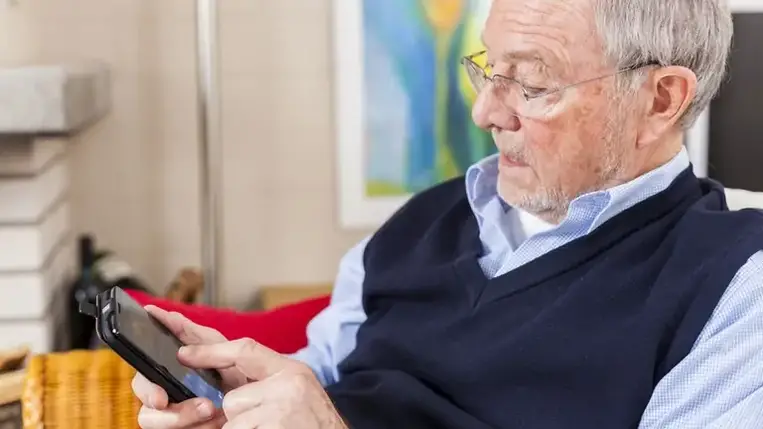 Áprilistól regisztrálhatnak a nyugdíjasok az okostelefonok igénylésére 