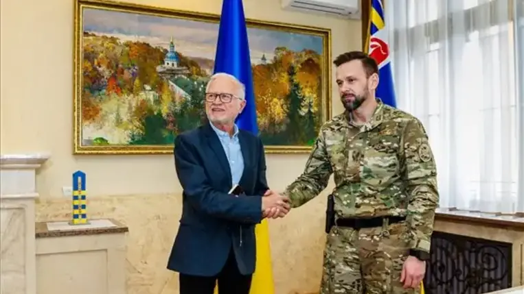 Lehel László, a Magyar Ökumenikus Segélyszervezet vezetője (b) és Viktor Mikita, Kárpátalja megye kormányzója ungvári találkozójukon 2022. február 25-én. A felek az Ukrajnában kialakult háborús helyzet miatt szükséges humanitárius szerepvállalásról egyeztettek. MTI/Nemes János