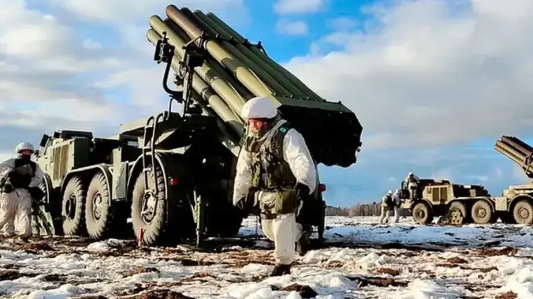 Oroszország megkezdte a hadgyakorlatozó erőinek kivonását az ukrán határtól