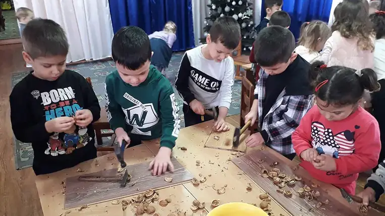 A Kárpátaljai Református Egyház részben állami feladatokat is átvállal azzal, hogy az egyházi iskolák mellett óvodákat is működtet.