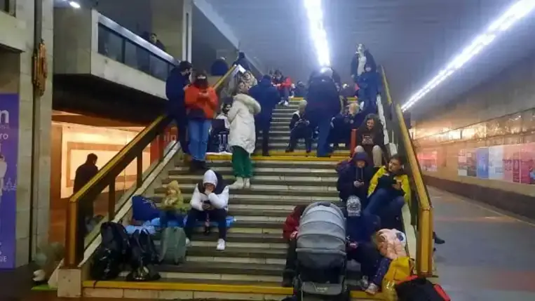 Légiriadót rendeltek el Kijevben, a lakosságnak azonnal óvóhelyekre kell vonulnia