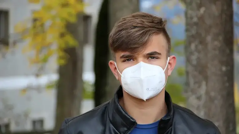 Spanyolországban megszűnik a kötelező szabadtéri maszkviselés