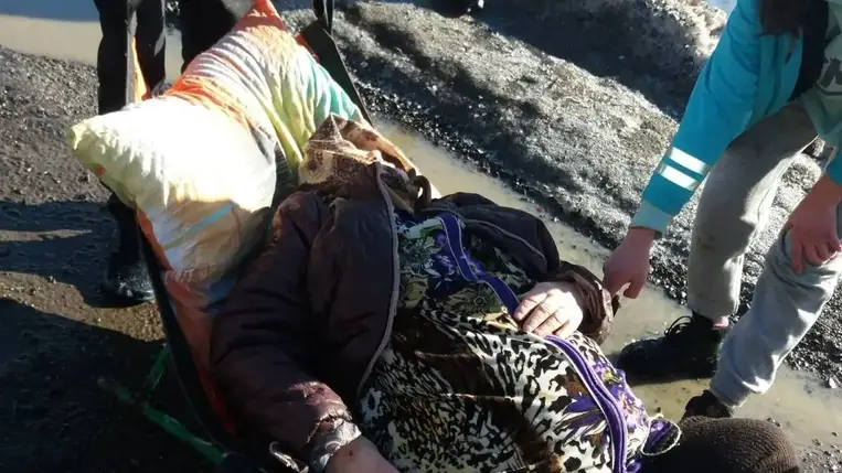 Kárpátalján szánon húzták a betegeket a mentőautóhoz