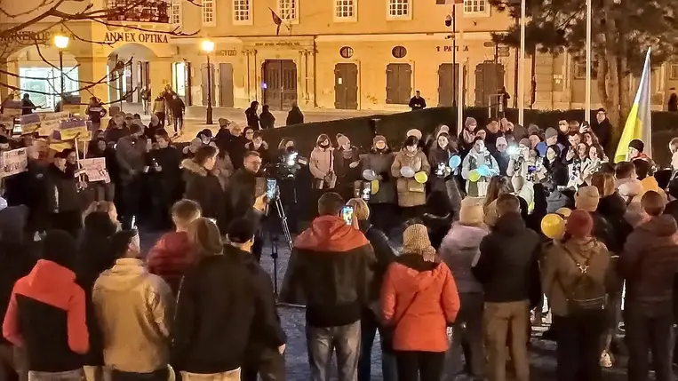 Ukrán vendégmunkások tüntettek a békéért Székesfehérváron