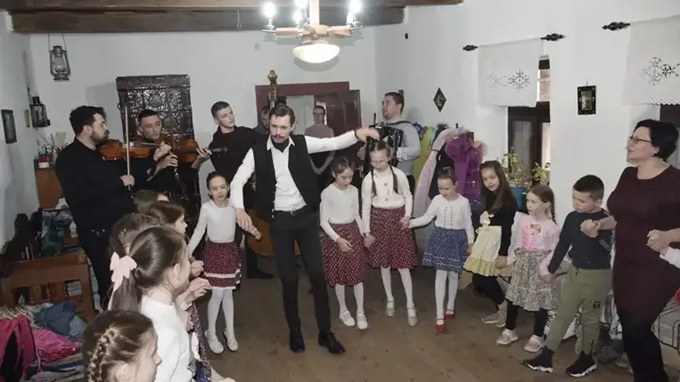 Ismét élettel telt meg a Nagyberegi Tájház, ahol a Pro Cultura Subcarpathica szervezésében, a Csoóri Sándor Alap támogatásával február 16-án sor került a tavaszi programsorozat nyitó alkalmára. 