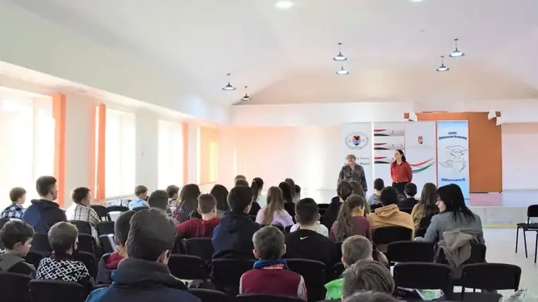 A „Genius” Jótékonyság Alapítvány az elmúlt hétvégén (február 18–20.) újra elindította a tehetséggondozó hétvége sorozatát, azzal a céllal, hogy a bizonyos tudományok iránt elkötelezett fiatalok bővíthessék és elmélyíthessék ismereteiket, illetve felkészítsék őket az adott tantárgyból szervezett megyei, országos és nemzetközi versenyekre. A program megnyitójára pénteken a II. Rákóczi Ferenc Kárpátaljai Magyar Főiskola Szakgimnáziumának dísztermében került sor.