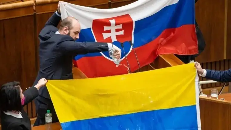 Vízzel öntötte le Ukrajna zászlaját a szlovák parlament egyik képviselője
