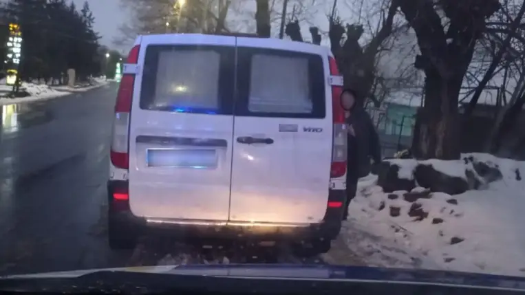 Kenőpénzt ajánlott a rendőröknek egy szabálysértő sofőr Ungváron