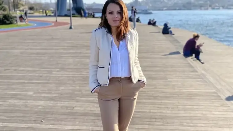 A Sodró együttest idehaza senkinek sem kell bemutatni. Formációjuk hagyományos néptáncainkat mutatja be, emellett táncházaik alkalmával a lelkesebb résztvevők még el is sajátíthatnak egy-egy táncot. Fellépéseik alkalmával olyan fergeteges hangulatot teremtenek, mely során még a magukat ,,falábúnak,, tartók is táncra perdülnek. Az együttes vezetőjével, Váradi Enikővel beszélgettünk indulásról, tenni akarásról.