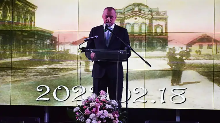 Mi itt, Beregszászon gyakran érezzük Magyarország segítő szándékát, cselekvő támogatását, mutatott rá Babják Zoltán, a Beregszászi kistérség polgármestere: legyen szó a Vérke tisztításáról, a kórház felújításáról, felszereltségének javításáról, vagy most, a nagyzsinagóga rekonstrukciójáról. Köszönet érte.