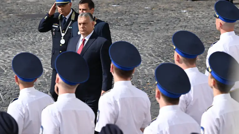 Orbán Viktor miniszterelnök (k) a Nemzeti Közszolgálati Egyetem Rendészettudományi Kara és Katasztrófavédelmi Intézete tisztavatási ünnepségén a Kapisztrán téren 2022. július 2-ánForrás: MTI/Máthé Zoltán