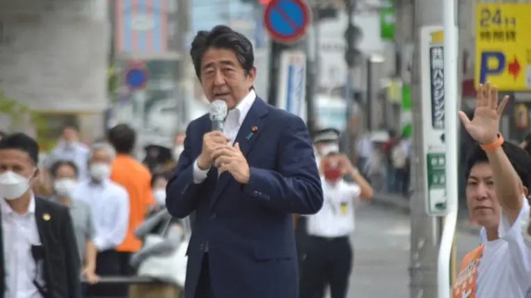 Merényletet követtek el a volt japán miniszterelnök ellen