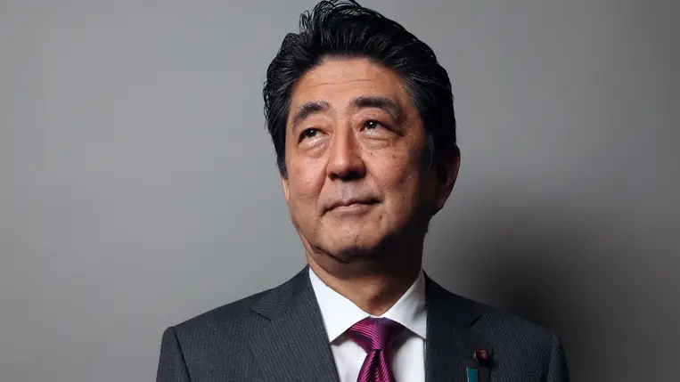 Belehalt sérüléseibe Abe Sindzó volt japán miniszterelnök