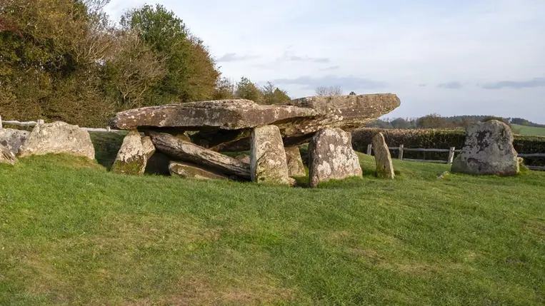Első alkalommal tárnak fel egy Artúr király legendájához köthető sírt