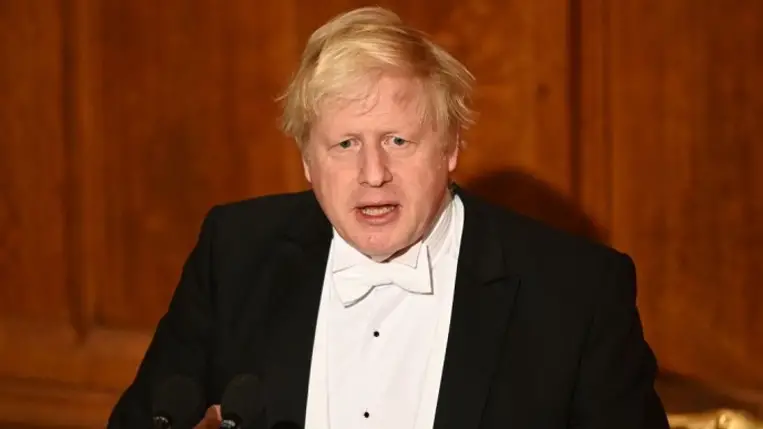Lemondott posztjáról két brit miniszter, Johnson már ki is jelölte mindkettő utódját