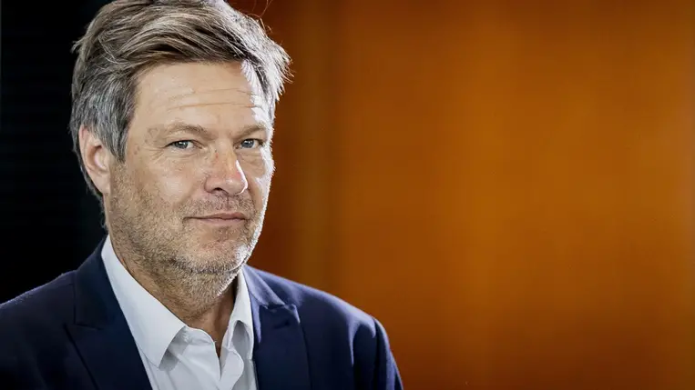 Habeck nem pihen – a német miniszter új javaslata szerint 12 fok is elég bizonyos munkahelyeken