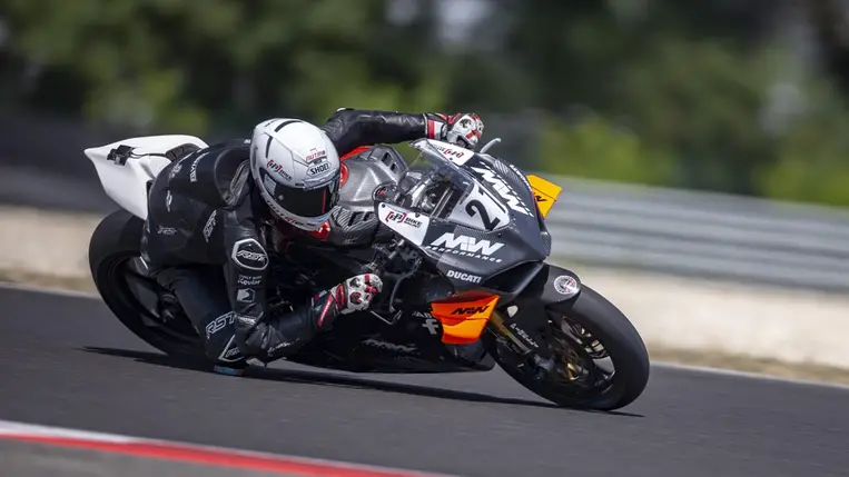 Futamgyőzelemmel mutatkozott be új Ducatijával Kovács Bálint