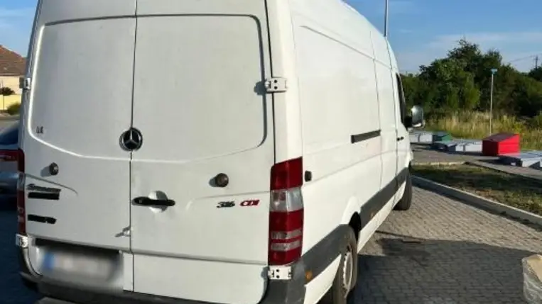 Asztélynál több millió dollár értékű árut hoztak be illegálisan