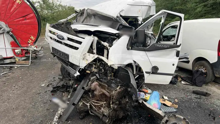 Földes és Berettyóújfalu között egy balesetben ketten meghaltak, nyolcan megsérültek.