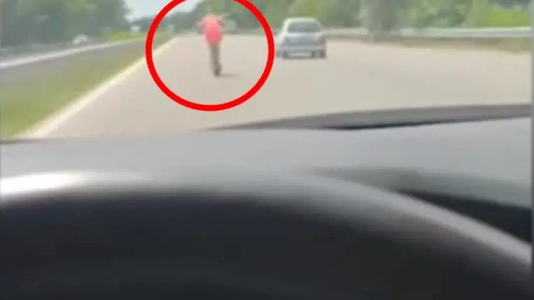 120-szal száguldott elektromos rollerével az autópályán egy 21 éves nő