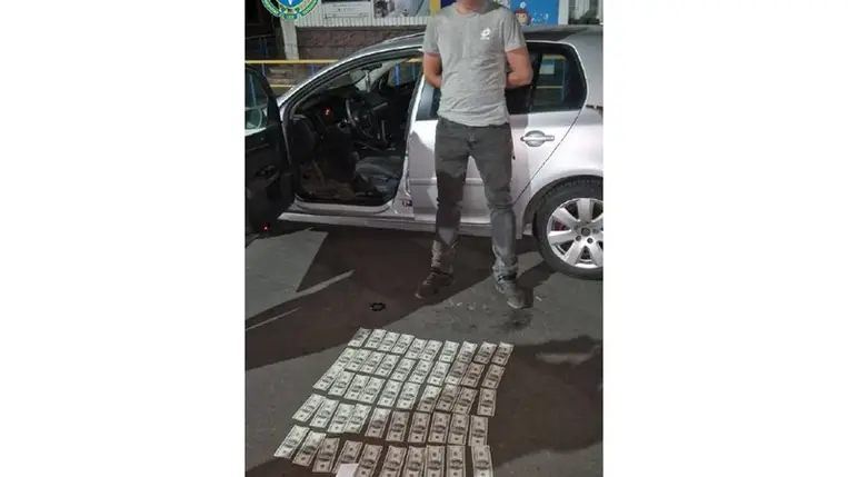 Ukrajnában 10 ezer dollár kenőpénzt kért a határőr: elfogták