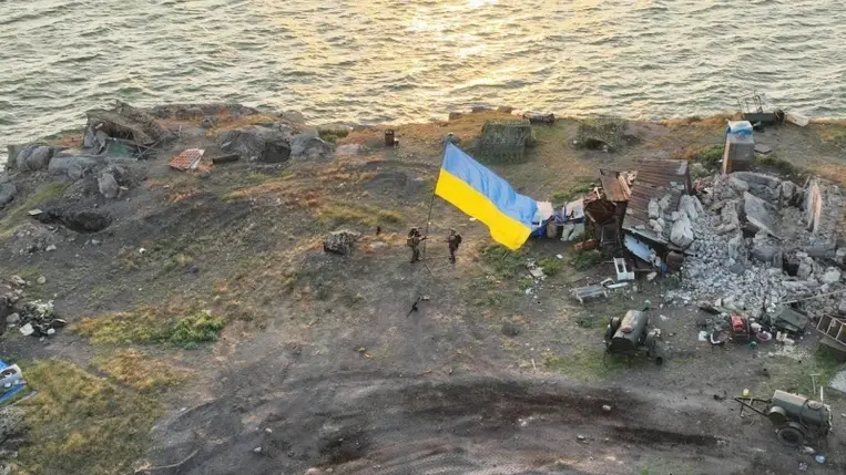 Az ukrán fegyveres erők kitűzték Ukrajna zászlaját a Kígyó-szigeten
