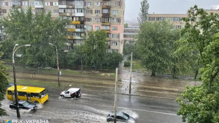 Felhőszakadás és jégeső csapott le Kijevre