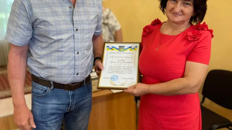 Díszoklevelet vehetett át Gáti Georgina, az oroszi könyvtár vezetője és Mihók Erika, Oroszi kulturális szervezője