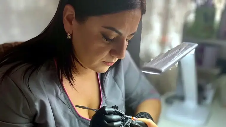 A nagybégányi Szabó Krisztina manikűrös munkájában precíz, s amit készít, azt szívvel-lélekkel teszi. 