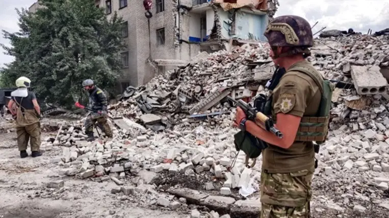 Ukrán katasztrófavédelem: sokan meghaltak egy lakóházat ért orosz találat miatt Donyeck megyében