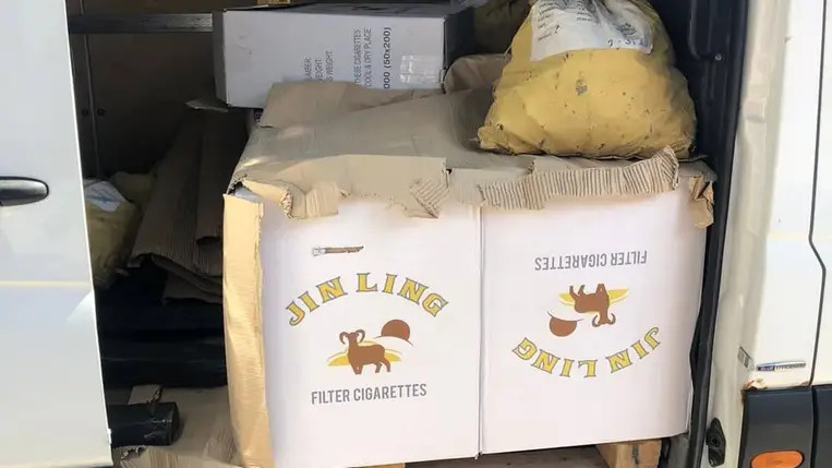 Kárpátalján nagy mennyiségű, zárjegy nélküli cigarettát találtak egy mikrobuszban