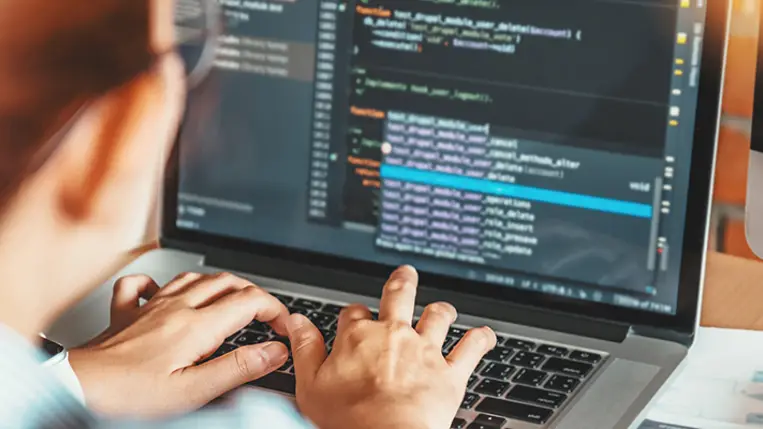 Tovább nőhet az informatikai szakemberek fizetése egy elemzés szerint