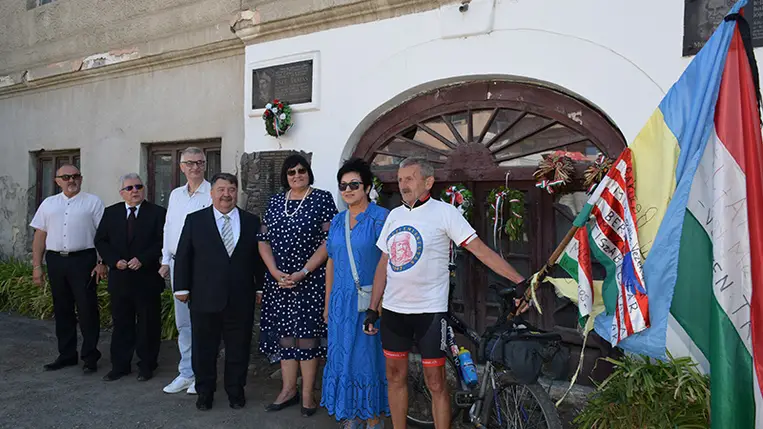 Csöndes főhajtás tiszaújlaki turulmadaras emlékműnél