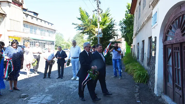 Csöndes főhajtás tiszaújlaki turulmadaras emlékműnél. Fotó: Kovács Elemér