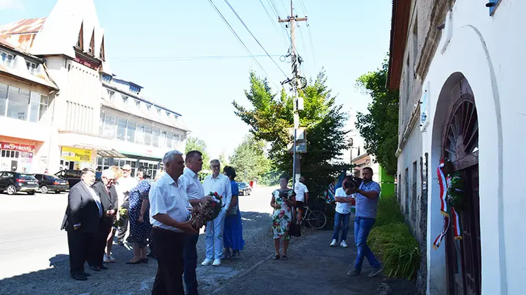 Csöndes főhajtás tiszaújlaki turulmadaras emlékműnél. Fotó: Kovács Elemér