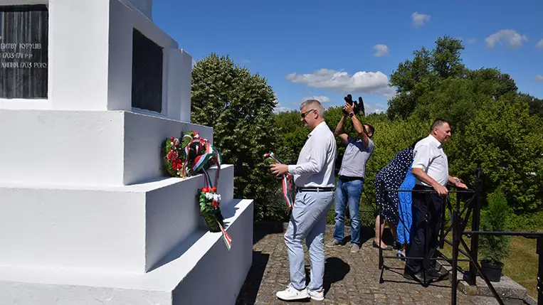 Csöndes főhajtás tiszaújlaki turulmadaras emlékműnél. Fotó: Kovács Elemér