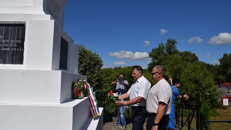 Csöndes főhajtás tiszaújlaki turulmadaras emlékműnél. Fotó: Kovács Elemér