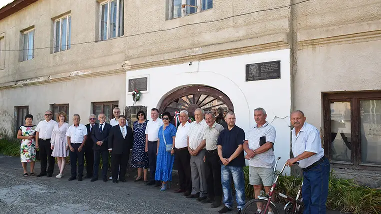 Csöndes főhajtás tiszaújlaki turulmadaras emlékműnél. Fotó: Kovács Elemér