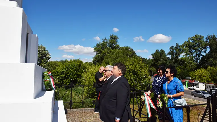 Csöndes főhajtás tiszaújlaki turulmadaras emlékműnél. Fotó: Kovács Elemér