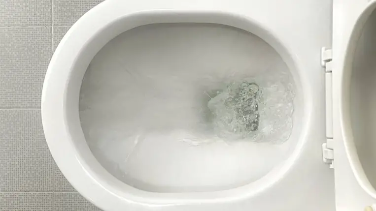 A lekefélhetetlen vízkövet is fellazítja: házi WC-tisztító