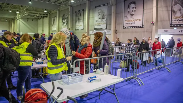 Kormányhivatal: több mint 950 menekülőnek segítettek a humanitárius tranzitponton az elmúlt héten