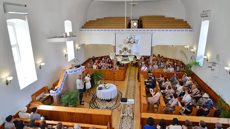 Fiatalok, idősebbek vegyesen érkeztek egész Kárpátaljáról, hogy csendesdélutánon oltsák lelki szomjukat. Fotó: Bodnár Diána