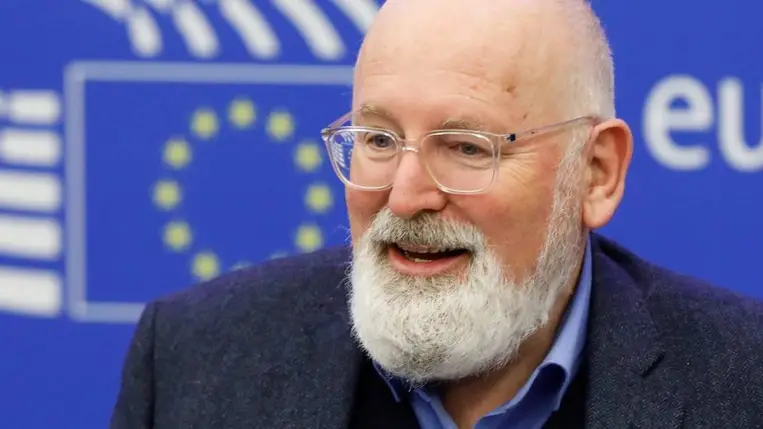 Az európai uniós tagállamok közötti szolidaritás nem egyirányú utca, és a közösség eddig a legteljesebb mértékben szolidáris volt Magyarországgal - jelentette ki Frans Timmermans.