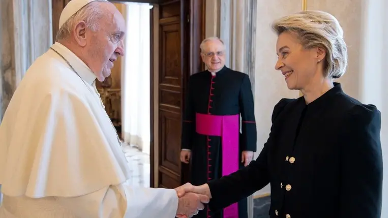 Ferenc pápa és Ursula van der Leyen a találkozójukon a háború befejezését sürgették
