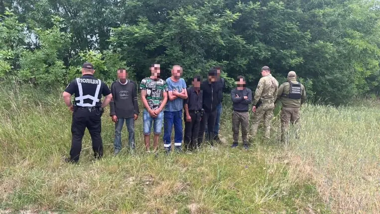 Asztélynál őrizetbe vettek egy csoport fiatal férfit