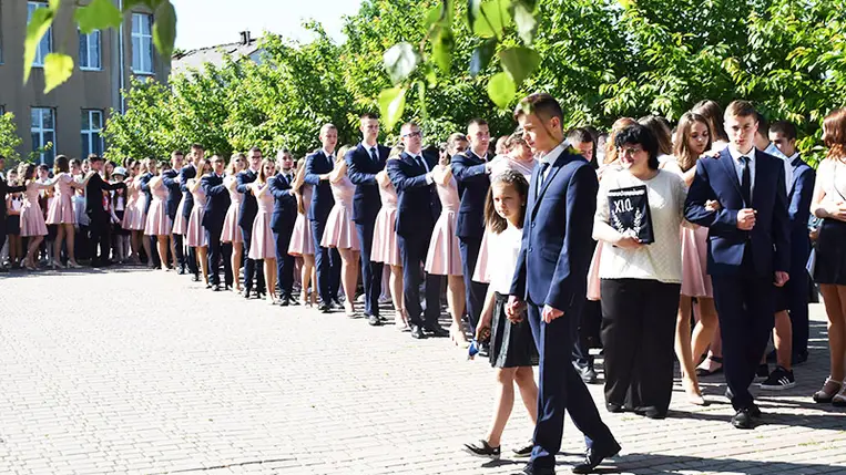 A Beregszászi Kossuth Lajos Líceumban ez évben 37 végzős vállára akasztották fel az útravaló tarisznyát. Fotó: Kovács Erzsébet