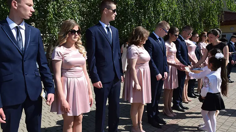 A Beregszászi Kossuth Lajos Líceumban ez évben 37 végzős vállára akasztották fel az útravaló tarisznyát. Fotó: Kovács Erzsébet
