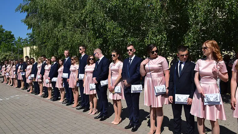 A Beregszászi Kossuth Lajos Líceumban ez évben 37 végzős vállára akasztották fel az útravaló tarisznyát. Fotó: Kovács Erzsébet